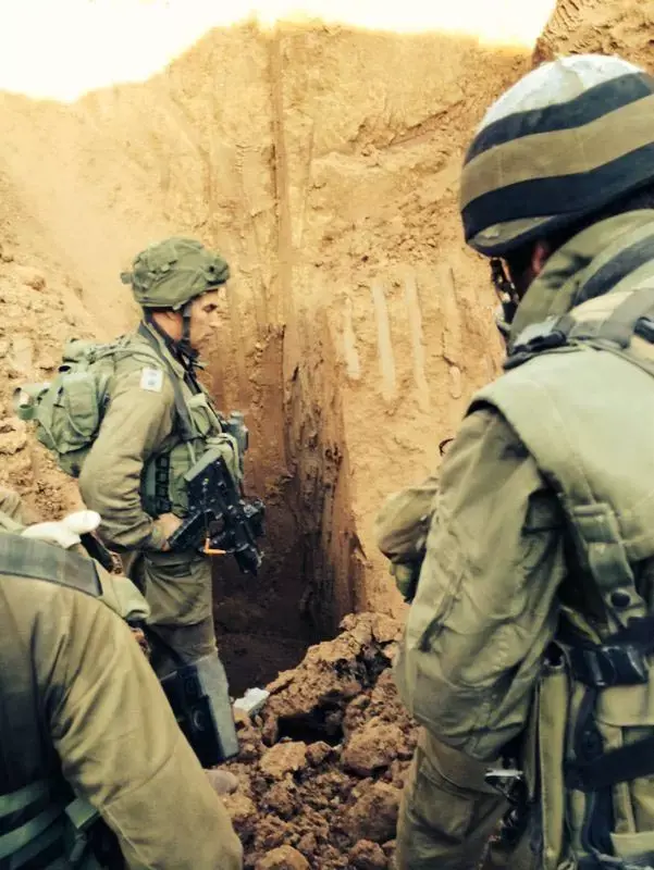 חשיפת מנהרות על ידי לוחמי חטיבת הנח"ל בשיתוף עם כוחות שריון והנדסה באזור בית חנון. יולי 2014 (דובר צה"ל)