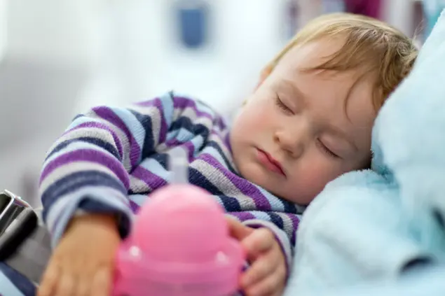 תינוק ישן במטוס (ShutterStock)