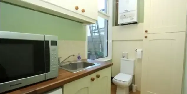בתים ודירות שקשה למכור (יח"צ , terriblerealestateagentphotos.com)