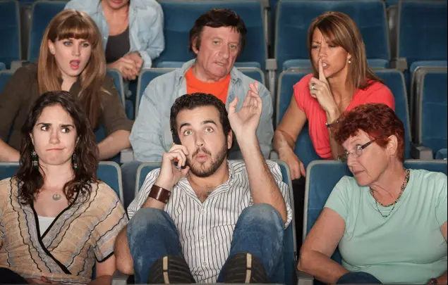 טלפון בקולנוע (ShutterStock)