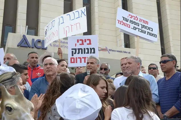יאיר לפיד בהפגנה של עובדי כי"ל, מרץ 2015 (מערכת וואלה! NEWS)