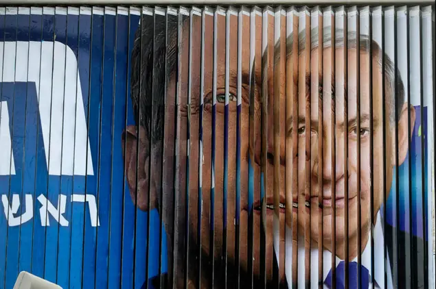 שלט חוצות בו מופיעים המתמודדים בבחירות 2015, תל אביב. מרץ 2015 (רויטרס)