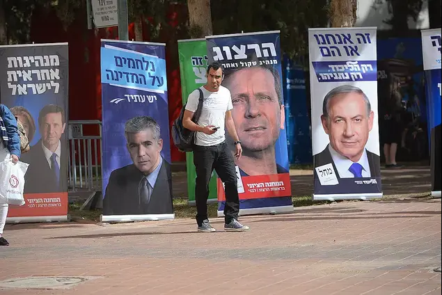 כרזות בחירות מחוץ לבינתחומי בהרצליה, מרץ 2015 (ראובן קסטרו)