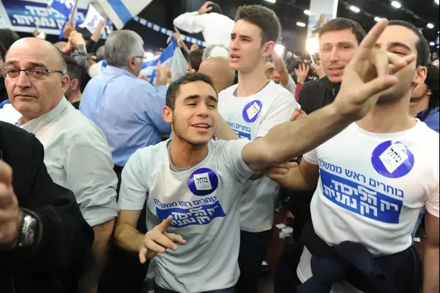 נאווה בוקר ותומכי הליכוד בגני התערוכה בהכרזה על התוצאות, 17 במרץ 2015 (ראובן קסטרו)