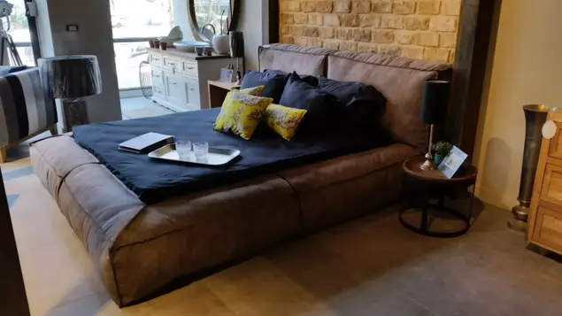 House in children and home design, מערכת שינה זוגית בסיס עץ ובגימור פוף עור – 15,800 שקלים (יח"צ , עמית לוסטינג)