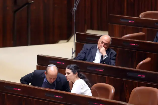 חברי הכנסת איילת שקד ונפתלי בנט במליאה בכנסת 11.05.15 (נועם מושקוביץ)