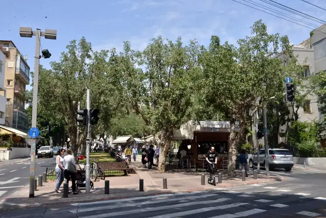 אנשים שיושבים בבתי קפה באמצע היום בשדרות רוטשילד, מאי 2015 (ניב אהרונסון)