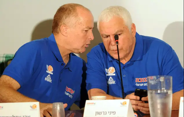 מאמן נבחרת ישראל ארז אדלשטיין (שמאל) המנהל המקצועי של הנבחרות פיני גרשון (ימין) (ברני ארדוב)