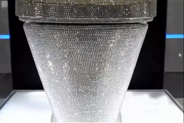 אסלת יהלומי סוורובסקי (אתר רשמי , mirror.co.uk)
