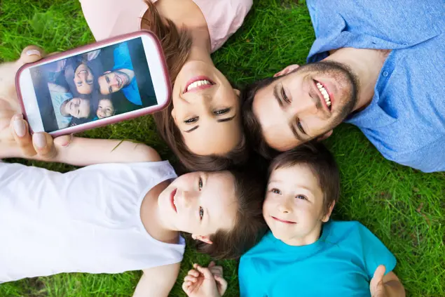 משפחה עם סמאטרפון (ShutterStock)
