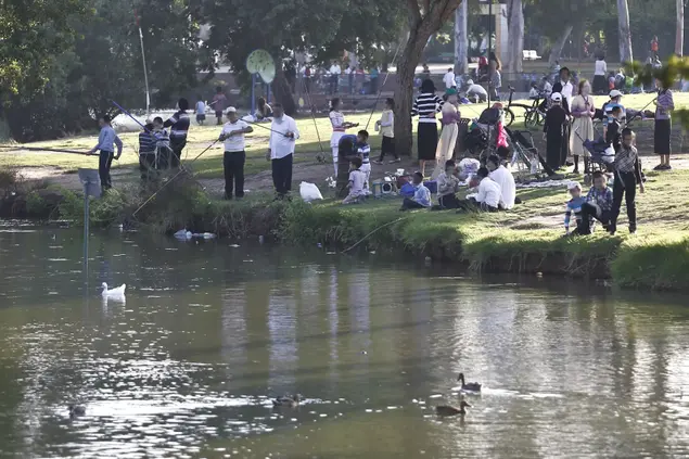משפחות ערביות ויהודיות מבלות בפארק הירקון תל אביב בחופש הגדול (מגד גוזני)