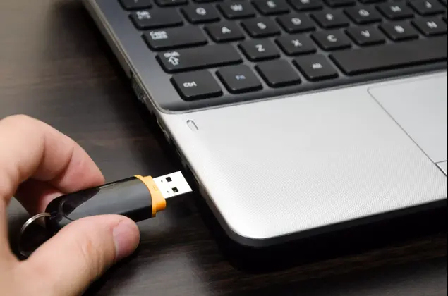 איך להכניס USB במכה אחת? (ShutterStock)
