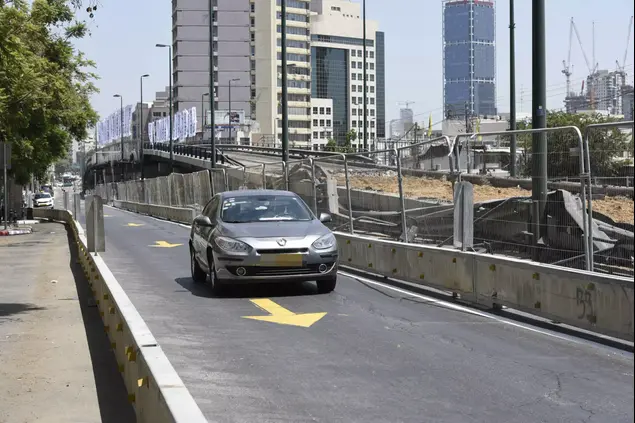 רכבים פרטיים נוסעים בנתיבי תחבורה ציבורית,אוגוסט 2015 (ראובן קסטרו)