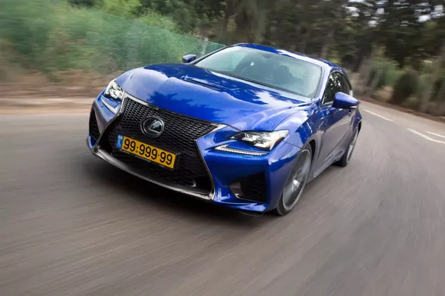 פרויקט עורך אורח. רונן טופלברג מצלם לקסוס RC-F (רונן טופלברג)