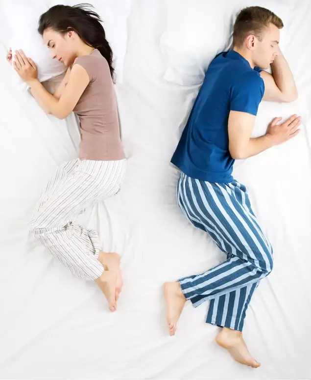 תנוחות שינה של זוגות (ShutterStock)