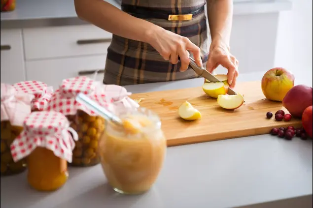 פירות על קרש חיתוך (ShutterStock)