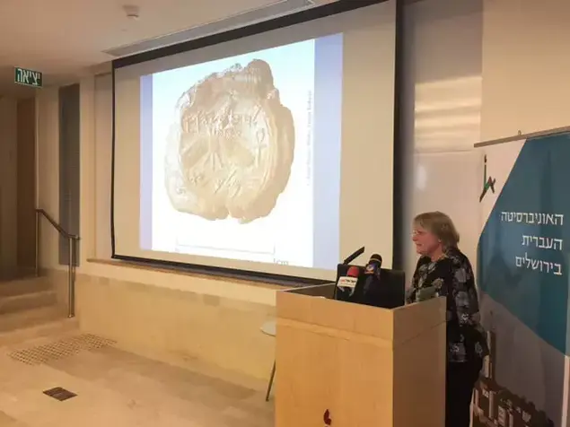 ד"ר אילת מזר חושפת את טבעת חותם המלך חזקיהו (יח"צ , באדיבות האוניברסיטה העברית בירושלים)