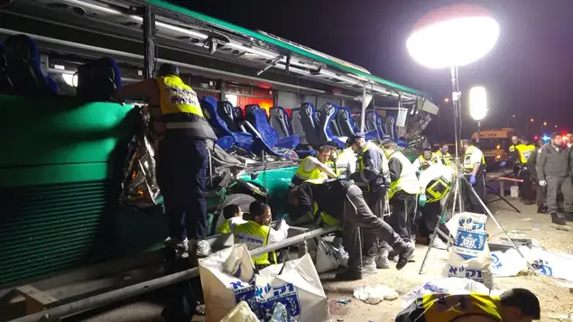 מתנדבי זק"א אוספים ממצאים מהתאונה בין אוטובוס למשאית שאירעה בכביש 1, 14 בפברואר (מערכת וואלה! NEWS , עזריאל שניצר, זק"א)