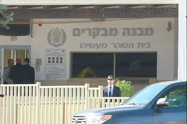 אהוד אולמרט נכנס לכלא מעשיהו, 15 בפברואר 2016 (דרור עינב)