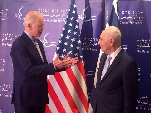 סגן נשיא ארצות הברית ג'ו ביידן והנשיא לשעבר שמעון פרס, מרכז פרס לשלום ביפו. 8 במרץ 2016 (מאצ'י הוף)