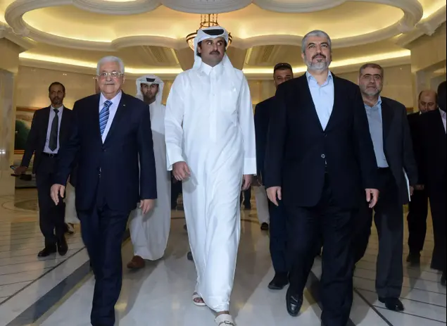 ראש הלשכה המדינית של חמאס חאלד משעל עם אמיר קטאר, שייח תמים בן חמד אל-תאני ויו"ר הרשות הפלסטינית אבו מאזן בפגישה בדוחא, 2014 (GettyImages)