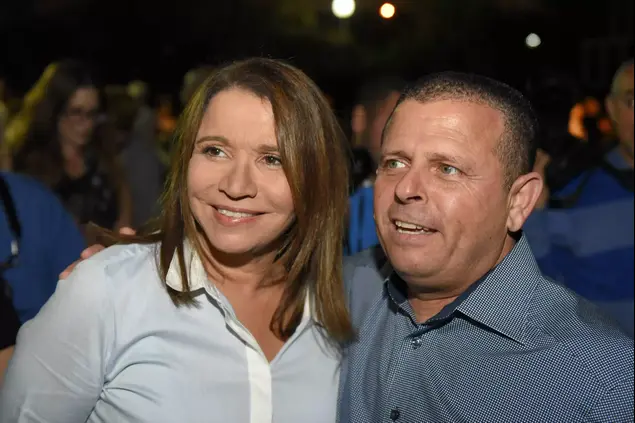 חגיגות עשור בפוליטיקה וחגיגות יום הולדת לשלי יחימוביץ' - בתמונה עם חבר הכנסת איתן כבל (ראובן קסטרו)