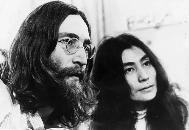 ג'ון לנון (שמאל) יוקו אונו (ימין) בשנת 1969 (GettyImages)