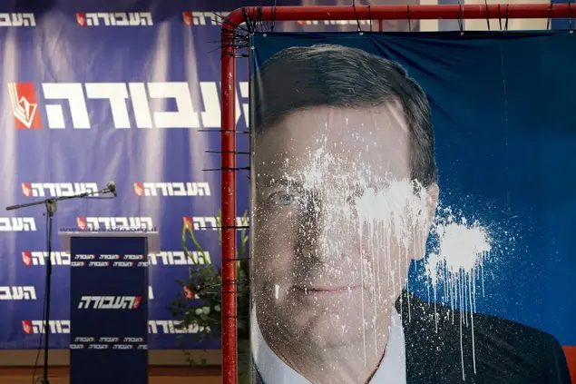 שלט מושחת של יצחק הרצוג (AP)