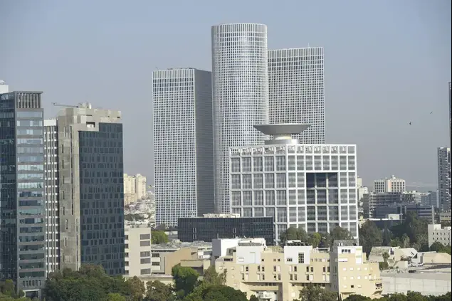 קניון עזריאלי ובסיס הקריה, תל אביב. יוני 2016 (ראובן קסטרו)