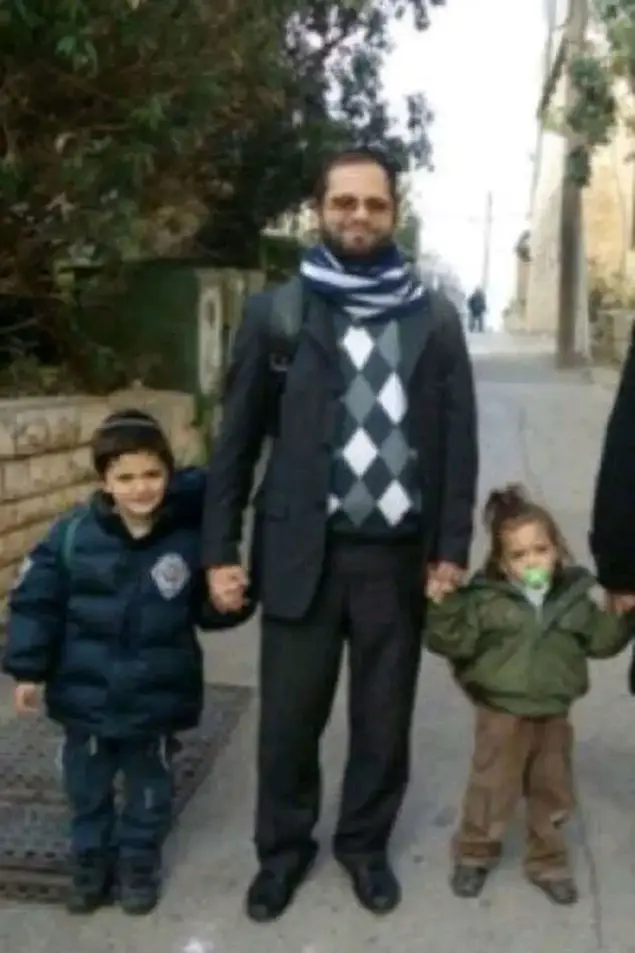 יונתן סנדלר ז"ל עם שני בניו (באדיבות המשפחה)