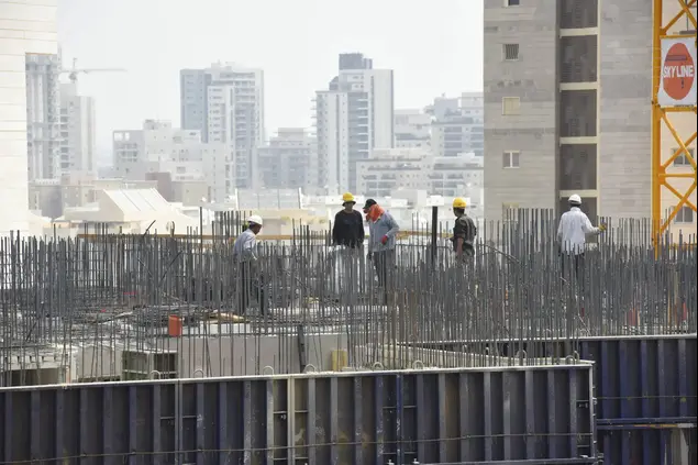 בנייה בפתח תקווה, יולי 2016 (ראובן קסטרו)