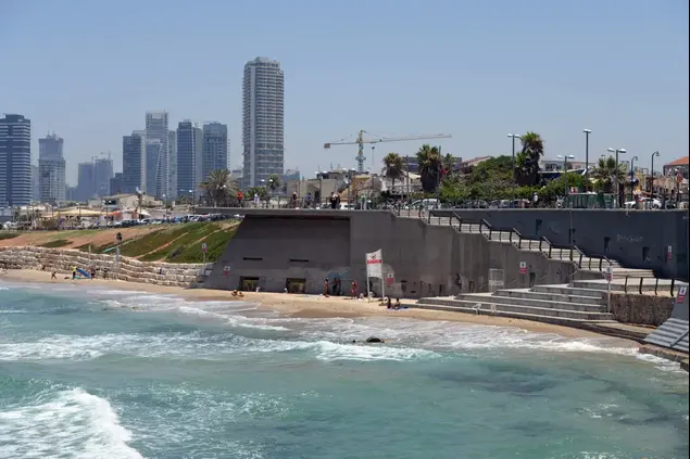 חוף ריק בטיילת תל אביב יפו (ראובן קסטרו)
