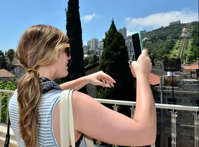 בלוגרית שרה הופקינס בסיור בחיפה (מערכת וואלה! NEWS , צבי רוגר)