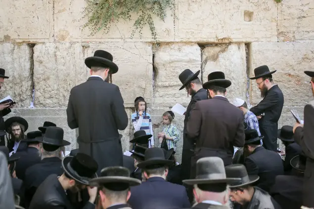 מתפללים בעיר העתיקה בתשעה באב, ירושלים, 14 באוגוסט 2016 (נועם מושקוביץ)