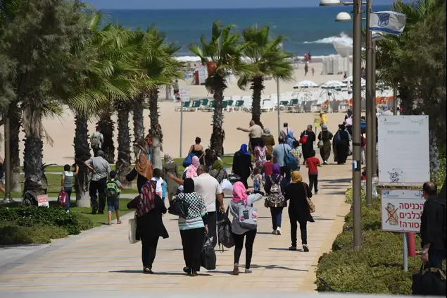 נופשים מחברון – בחוף הים בהרצליה (ראובן קסטרו)