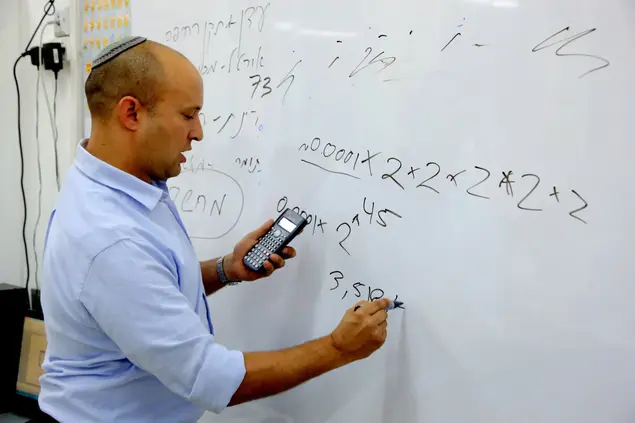 נפתלי בנט שר החינוך מלמד חשבון בבית ספר קרול בפתח תקווה 28 מאי 2015 (מערכת וואלה! NEWS , ששון תירם)