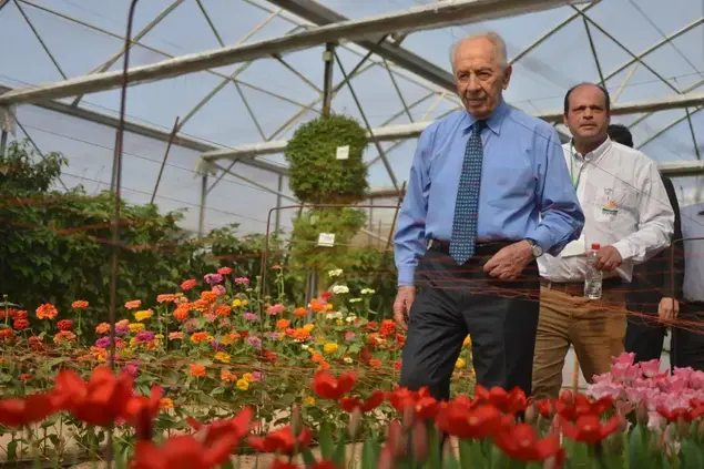 שמעון פרס עם בועז הורויץ מנכ"ל מו"פ ערבה (ספק 500 , אדוארד קפרוב)