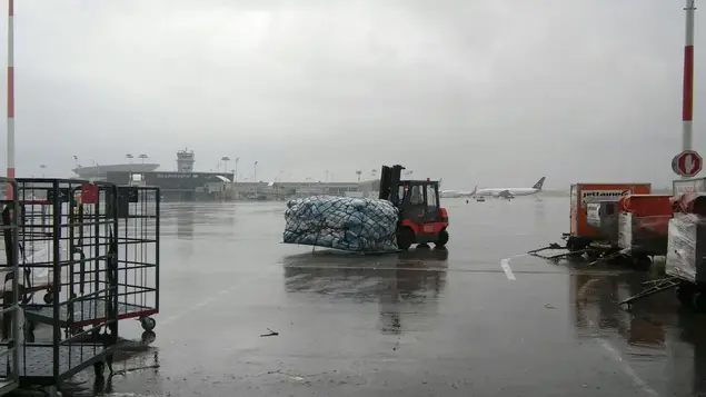 חבילות בשדה התעופה בדרך לדואר (יח"צ , עובדיה שגב)