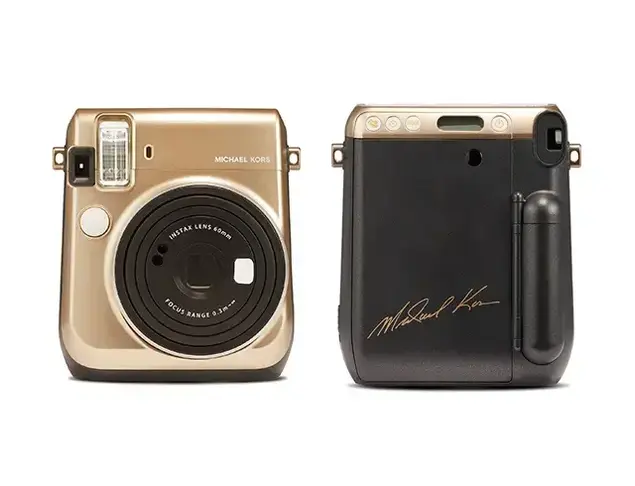 מצלמת השת"פ INSTAX Mini 70 instant film camera של מייקל קורס וחברת פוג'י: 599 שקלים (אתר רשמי)