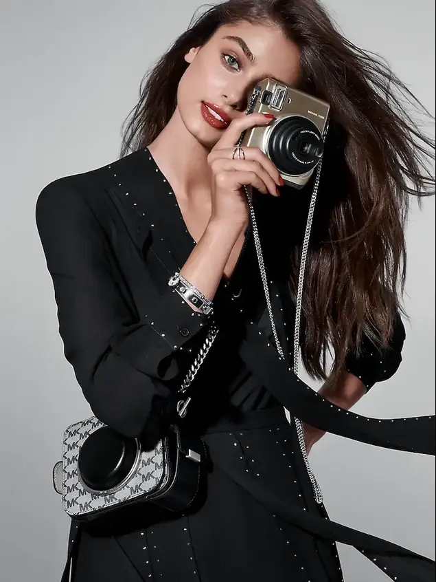 טיילור היל בקמפיין מצלמת השת"פ INSTAX Mini 70 instant film camera של מייקל קורס וחברת פוג'י (יח"צ)