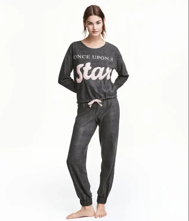 סט פיג'אמה של H&M, סתיו, מחיר: 129 שקלים (יח"צ)
