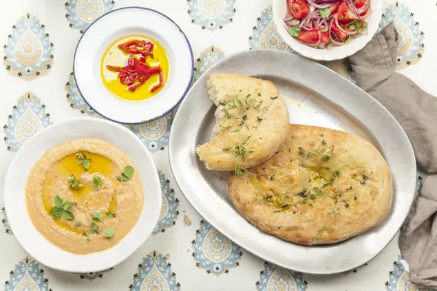 פוקאצ'ה איטלקית עם חומוס פלפלים קלויים של אורלי פלאי (יח"צ , אפיק גבאי)