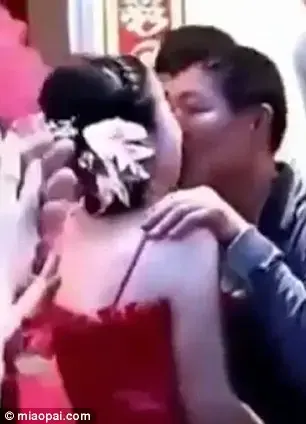 מנשק את הכלה בחתונה (צילום מסך)