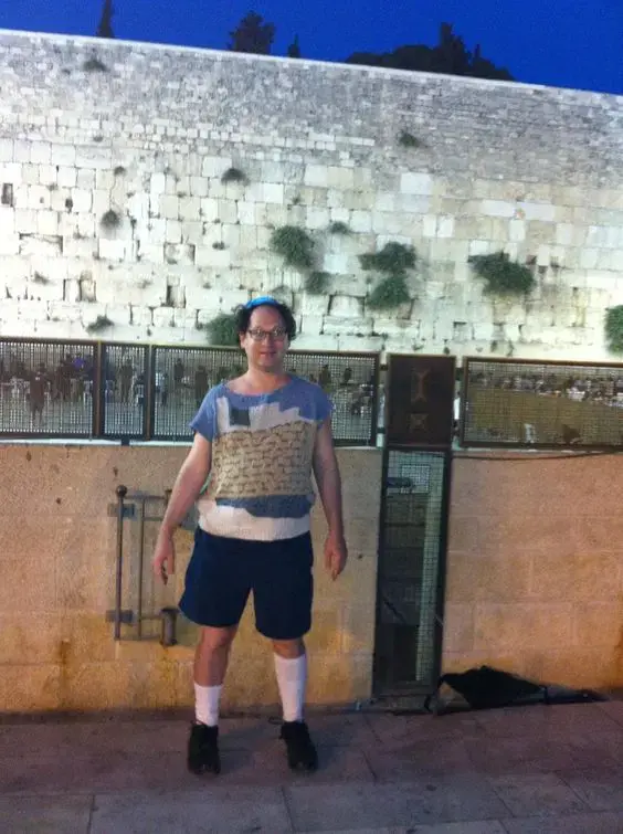 סם ברסקי סורג סוודרים עם מקומות שביקר בהם (אתר רשמי , Artistic Knitting of Sam Barsky, facebook)