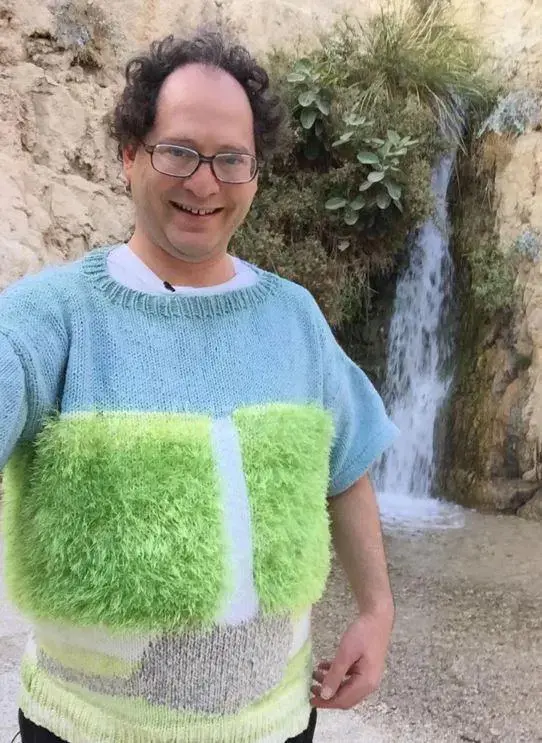 סם ברסקי סורג סוודרים עם מקומות שביקר בהם (אתר רשמי , Artistic Knitting of Sam Barsky, facebook)