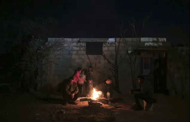 משפחות בחשכה במהלך הפסקת זרם החשמל בעזה, ינואר 2017 (AP)