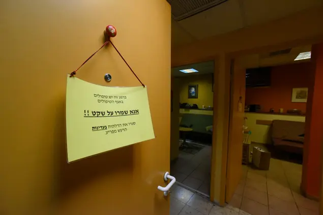סרוגייט, מטפלים מיניים בחדר טיפול מיני מעשי בתל אביב, ינואר 2017 (ראובן קסטרו)