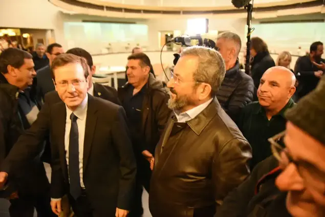 יו"ר האופוזיציה יצחק הרצוג ואהוד ברק במפגש עם אנשי מפלגת העבודה , 29 בינואר 2017 (תצפית TPS , קובי ריכטר)