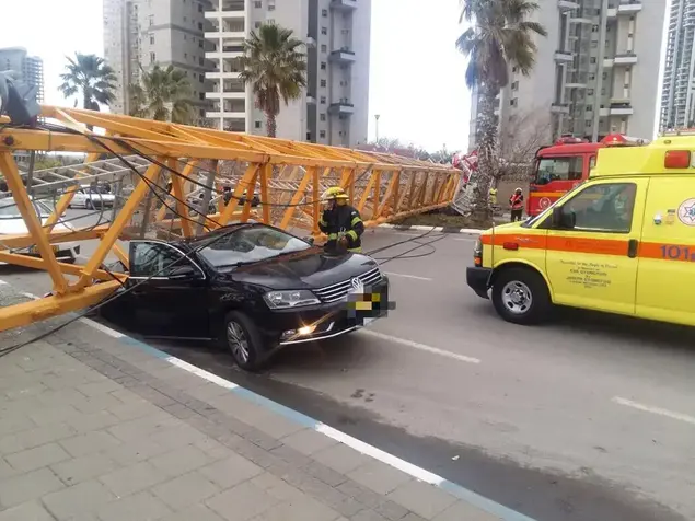 פצועים בקריסת מנוף ברחוב הנביאים וקוממיות בבת ים, 13 בפברואר 2017 (מד"א , דוברות מד"א)