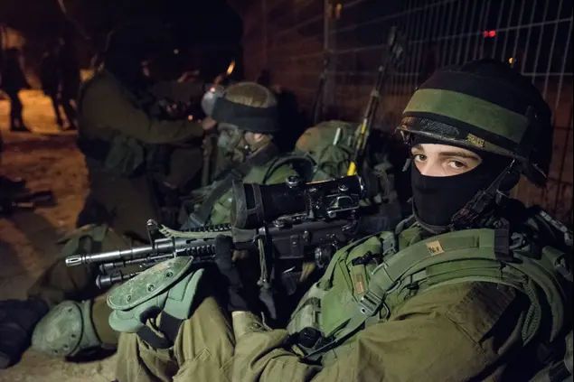 לוחמים מגדוד נשר נערכים למארב בגבול רצועת עזה, 8 בפברואר 2017 (ניב אהרונסון)